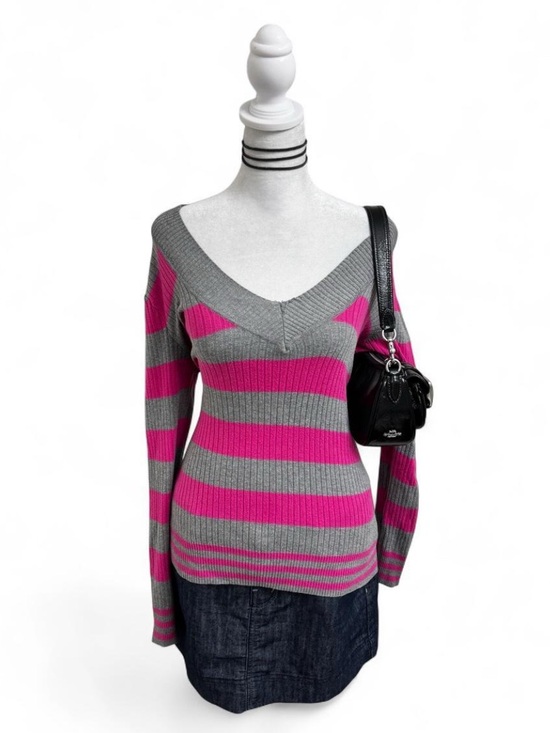 lei Tops - lei Ribbed V-Neck Striped Sweater in Gray and Hot Pink